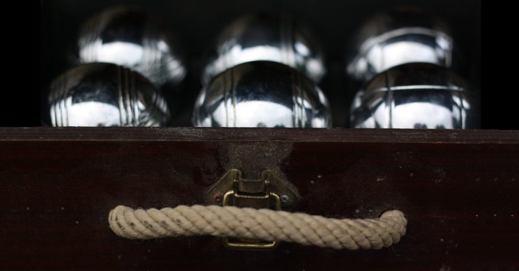 Zoom sur les marques de boules de pétanque