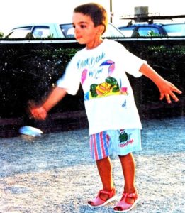 Diego Rizzi enfant tire une boule de pétanque