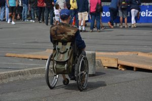 joueur de pétanque en fauteuil roulant