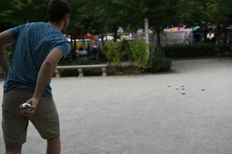 découvrez l'histoire, les règles et les techniques de la pétanque, un sport de boules emblématique de la culture française. trouvez des conseils pour jouer et des informations sur les compétitions de pétanque.
