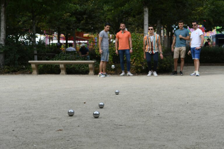 jouez à la pétanque, un sport de boules convivial et populaire, en découvrant ses règles, son histoire et ses bienfaits pour la santé.